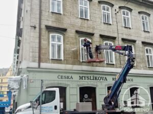 čištění historické fasády vysokozdvižné plošiny