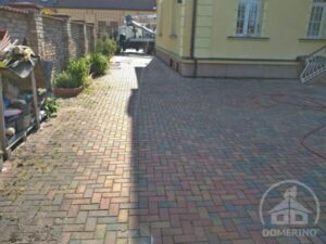 zámková dlažba před vyčištěním od plevele