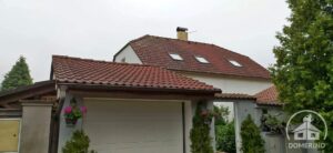 betonová krytina porostlá mechy a lišejníky