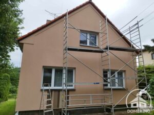 nátěr fasády se provádí z lehkého pojízdného lešení