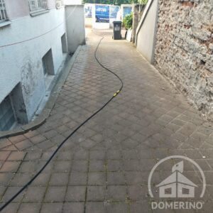 zámková dlažba dvůr u bytového domu mech plevel nečistoty