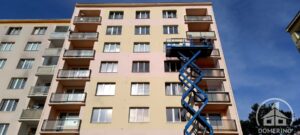 čištění a nátěr fasády vysokozdvižná plošina