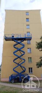 práce z plošin čištění fasády odstranění plísně