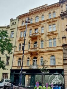 čištění historické fasády vysokozdvižné plošiny