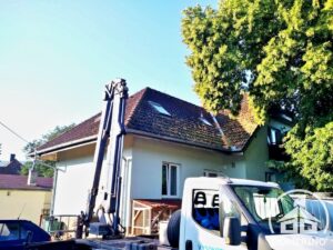 čištění střechy od mechů a lišejníků