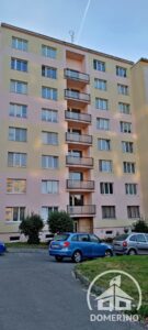 panelový dům před novým nátěrem