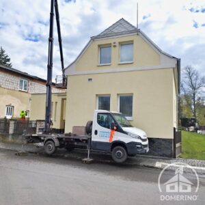 vysokozdvižná plošina čištění fasády střechy