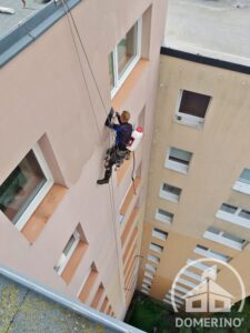čištění fasády z úvazu horolezci