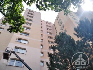 čištění fasády na panelovém domě provádíme z vysokozdvižných plošin