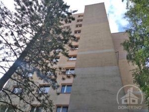 plísně a nečistoty panelového domu