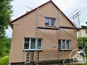 nátěr fasády z přenosného lešení