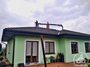 vysokozdvižná plošina v akci čištění krytiny