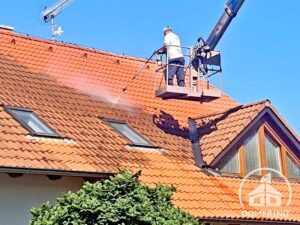 čištění střešní krytiny z hydraulické plošiny