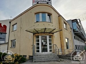 silně znečištěná fasáda