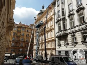 nátěr fasády z vysokozdvižných plošin