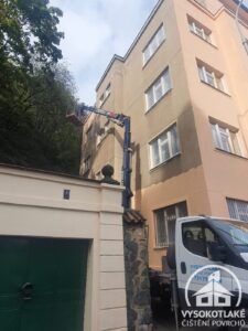 hydraulická plošina v akci nátěr fasády boční strana