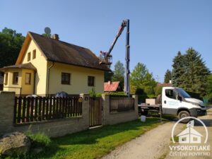 šindelová střecha během čištění z plošin