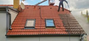 vysokozdvižná plošina v akci čištění krytiny