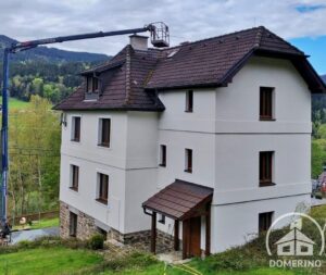 vysoký dům znečištěná krytina hydraulická plošina
