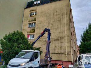 čištění z hydraulické plošiny plísně nečistoty na fasádě