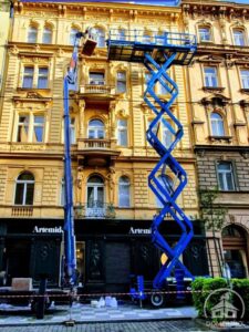 nátěr staré historické fasády z plošin, profesionální firmou