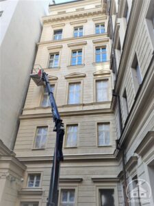 nátěr historické fasády v centru města z plošin