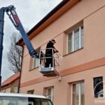 čištění hladké fasády z hydraulické plošiny