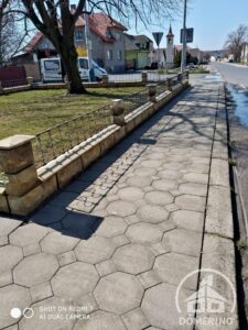 chodník i zídka vyčištěna a naimpregnovaná