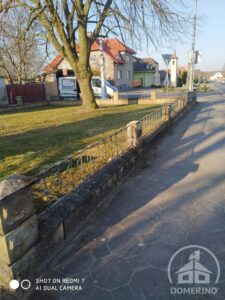 zašpiněný chodník zídka od lišejníku a mechů