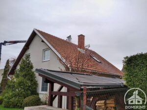 čištění krytiny pomocí hydraulické plošiny