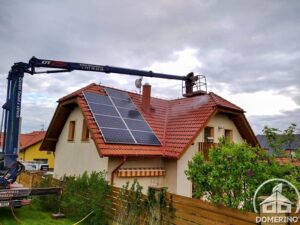 vysokozdvižná plošina v akci čištění krytiny