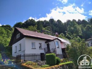 čištění střechy z plošin pomocí vysokotlakých strojů
