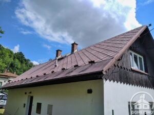 Částečně vyčištěná eternitová střecha