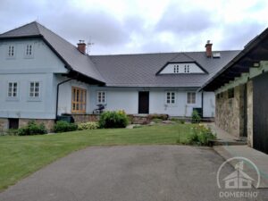 fasáda zašlá vybledlá poškozená