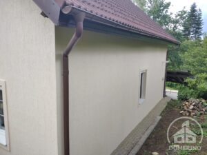 fasáda po vyčištění drobných oprav s novým nátěrem