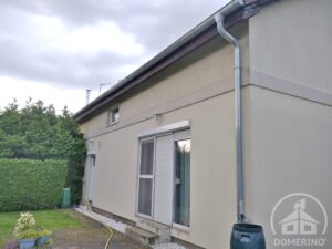 vyčištěná a opravená fasáda připravena na nátěr