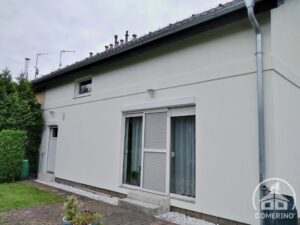 vyčištěná opravená a nově natřená fasáda