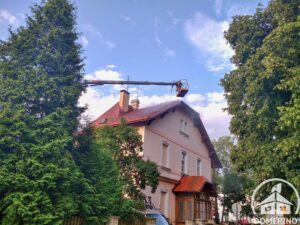 Průběh čištění eternitové střechy pomocí vysokotlakého stroje z hydraulické plošiny