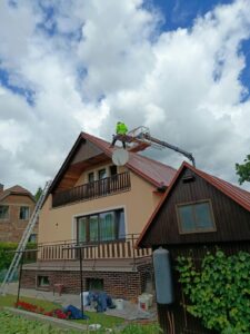 Hydraulická plošina v plném nasazení