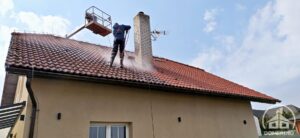 čištění střechy vysokým tlakem pomocí plošiny