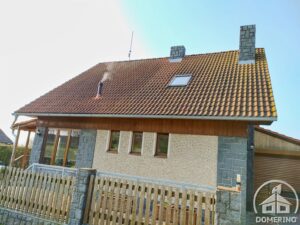 čištění střechy od mechů a lišejníků