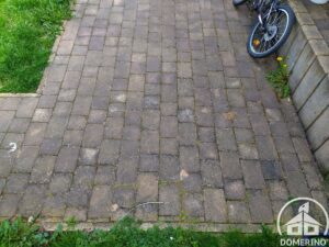 Znečištěná zámková dlažba před čištěním