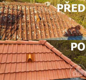 Detailní pohled na střechu rodinného domu v Zásmukách pokrytou mechem před čištěním a po