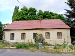 čistá natřená střecha odstraněn nános z okapů