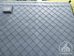 detailní záběr eternitové střechy nátěr