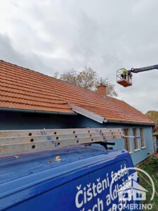 Profesionálové v akci na střeše hydraulická plošina v plném nasazení