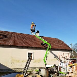 čištění střešní krytiny z hydraulické plošiny