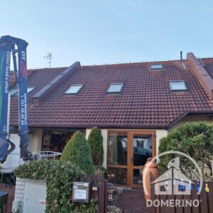 čištění střešní krytiny pomocí vysokozdvižných plošin Domerino