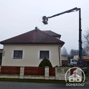 Profesionálové v akci na střeše vysokozdvižná plošina