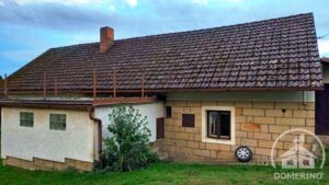 Odstraňování letitého nánosu mechů a lišejníků